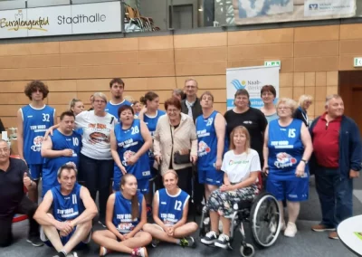 Gruppenfoto der inklusiven Basketballmannschaft TSV 1880 Schwandorf bei der Inklu‑Con in der Stadthalle Burglengenfeld