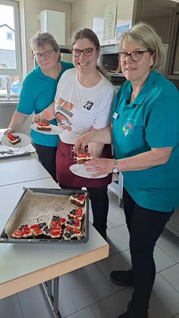Freiwillige bereiten selbst gebackenen Kuchen vor