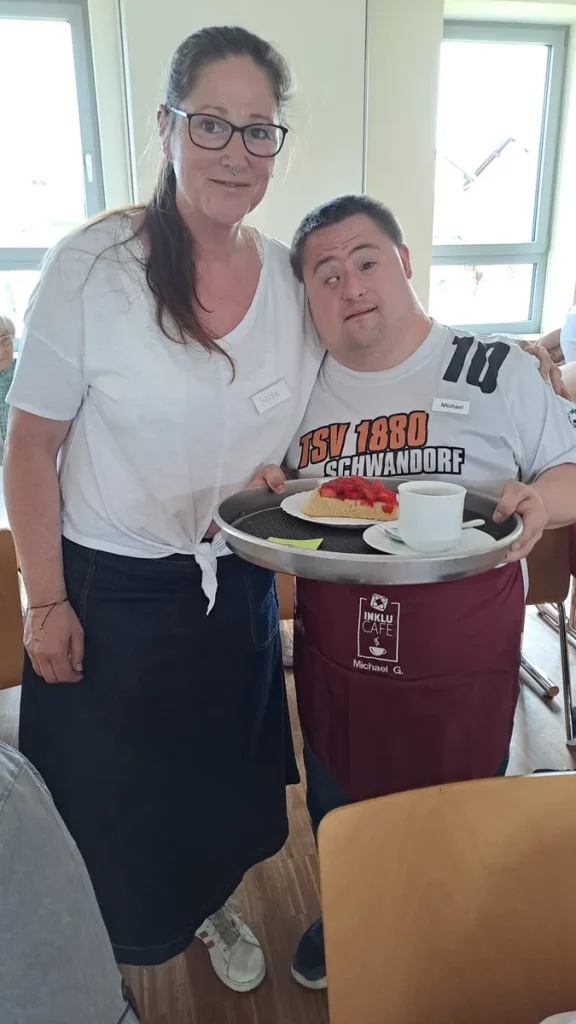Michael serviert Kuchen und Kaffee