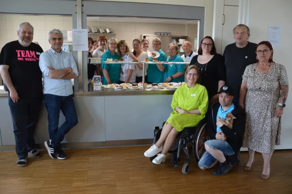 Das Inklu-Café-Team mit Gästen im Mehrgenerationenhaus